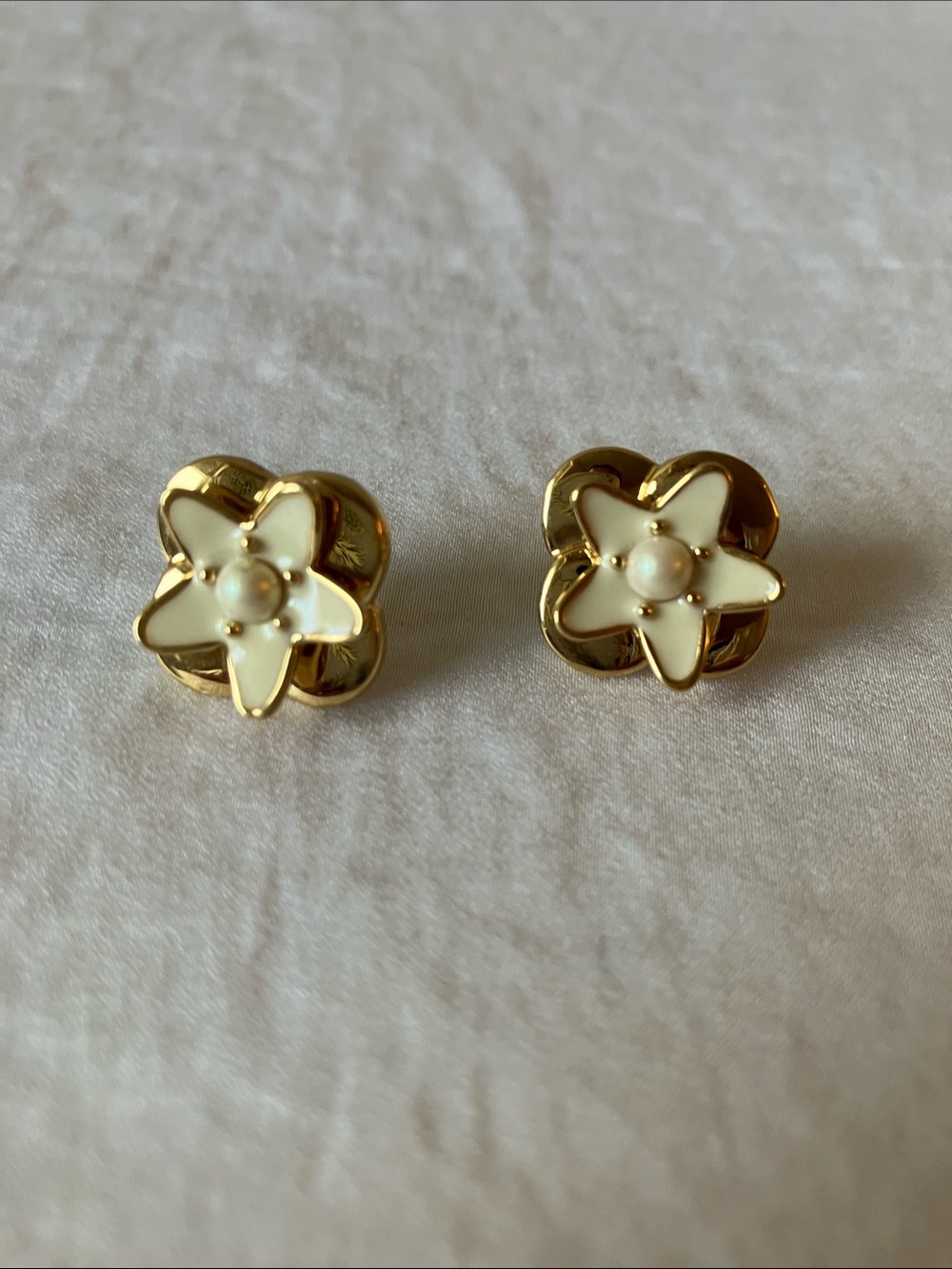 Kate Spade: Gold Tone “Heritage Bloom” Floral Stud Earrings
